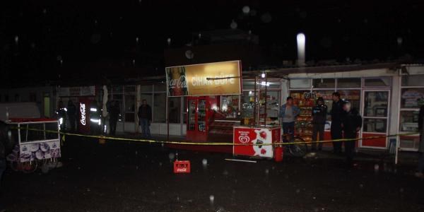 Büfeye kurusıkı tabancayla saldırıp 2 kişiyi dövdüler