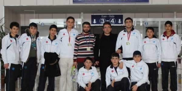 Anadolu Gençlik öğrencileri umreye gönderdi