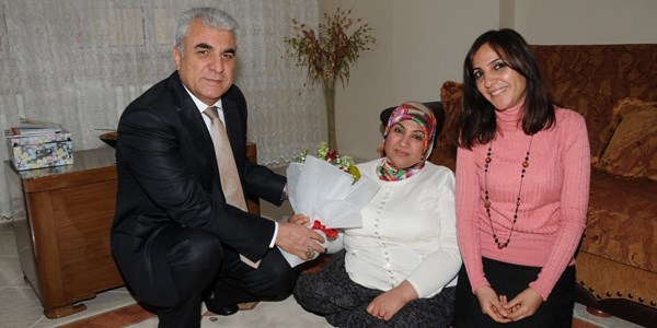 45 ya��ndaki engelli kad�n�n okuma azmi