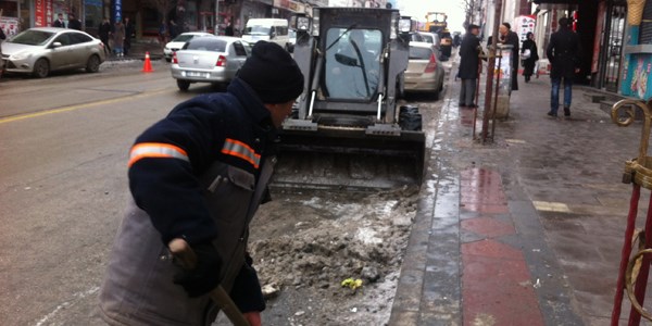 Belediye ekiplerinin karla mücadelesi devam ediyor