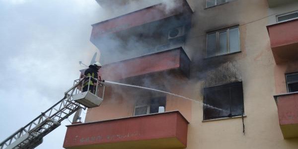 Yangında mahsur kalanları itfaiye kurtardı
