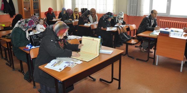 Oğlunun sözünden etkilenip Kur'an öğrenmeye başladı