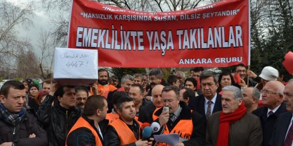 Emeklilikte yaşa takılanlar TBMM önünde eylem yaptı
