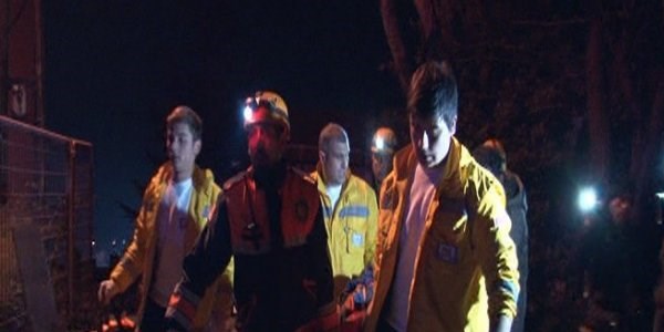 Otomobil, apartman bah�esine u�tu: 4 yaral�