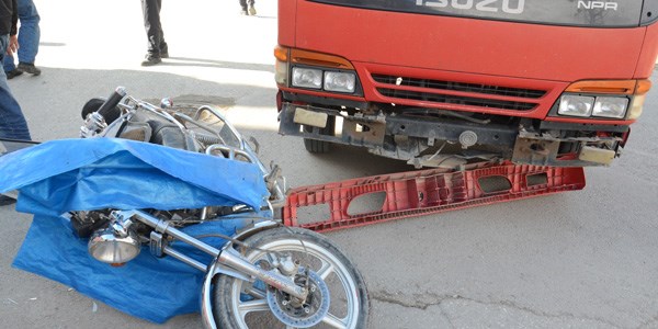 Motosiklet kamyona çarptı: 2 yaralı