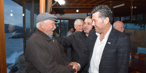 76 yaşında ilk kez parti rozeti taktı