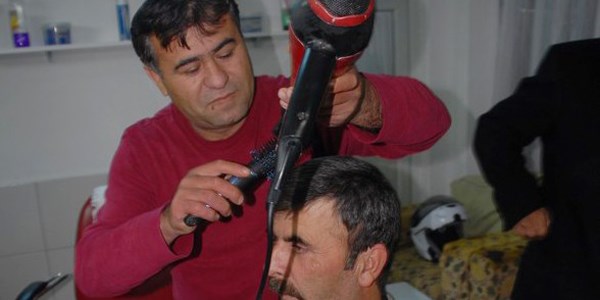 Çırağının boynundan iple çeken berber özür diledi