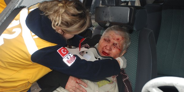 Kazada yaralanan babaannesinin yüzündeki kanları temizledi