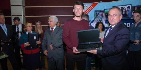 Üniversiteyi kazanan bin 10 öğrenci laptopla ödüllendirildi