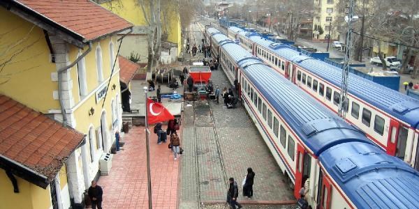 Yük treni raydan çıktı, demiryolu hattı ulaşıma kapandı