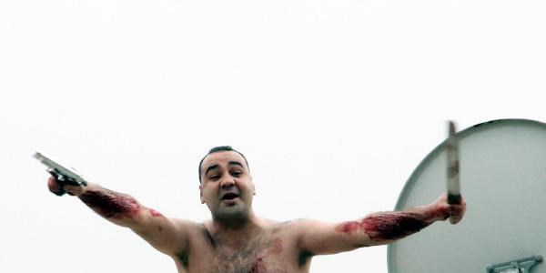 Çatıda kurusıkı ve döner bıçaklı intihar girişimi