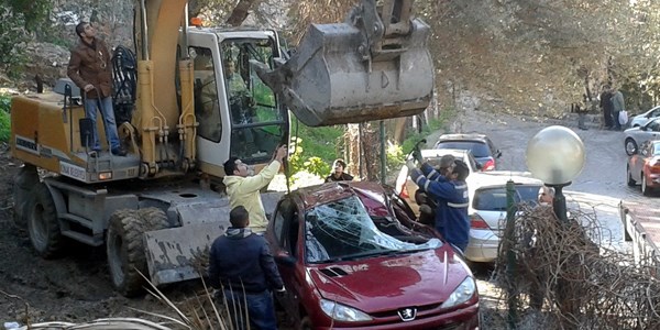 İzmir'de heyelanda sürüklenen araç iş makinesi ile kaldırıldı