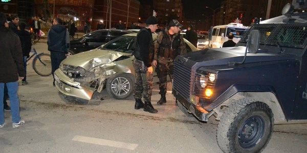 Zırhlı araç ile otomobil çarpıştı