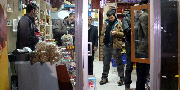 Gözleri görmeyen marketçiyi gasp ettiler