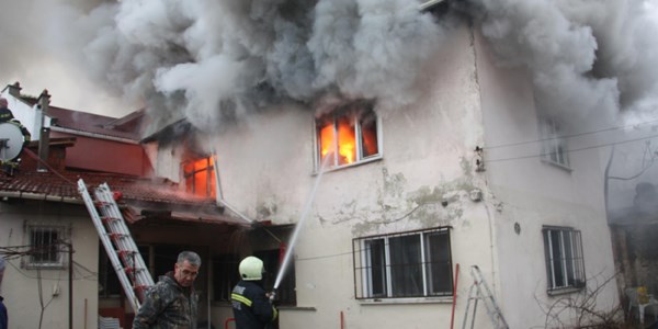 Sobadan çıkan yangın evi kül etti