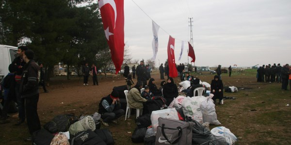 Türkmenler akın akın sınıra geliyor