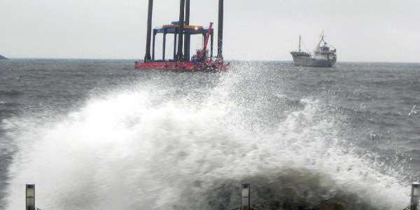 Fırtına, doğal gaz boru döşeme dubasını sürükledi