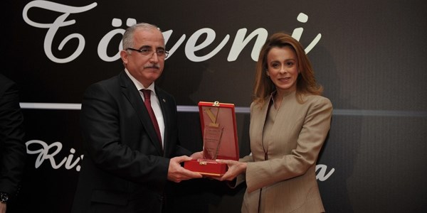 Vali Güngör Azim Tuna'ya 'En İyi Vali' ödülü