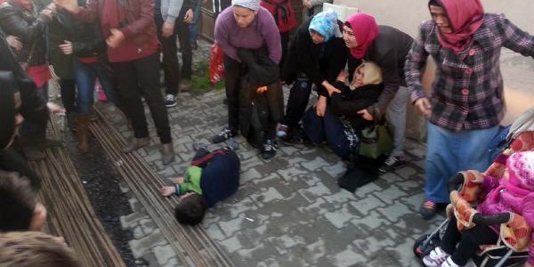 O�lu balkondan d���nce sinir krizleri ge�irdi