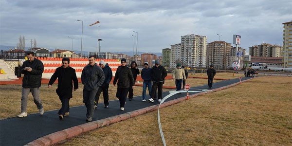 Sağlık çalışanları sağlık için yürüdü
