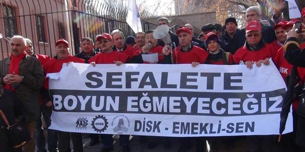 Başbakanlık önünde emeklilerden zam tepkisi