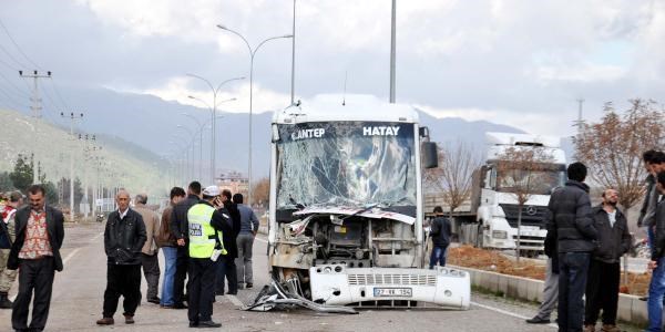 İslahiye'de midibüs tır'a çarptı: 4 yaralı