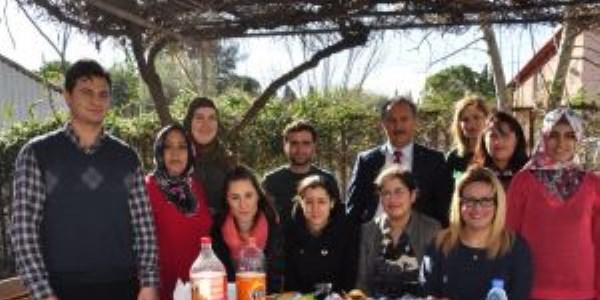 Bilgisayar kursu öğrencileri mezuniyeti kutladı