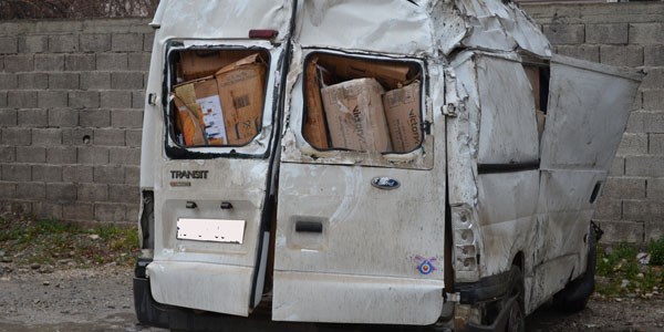 Kaza yapan minibüsten 40 bin paket kaçak sigara çıktı