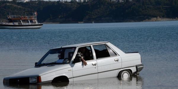 Otomobille gezinti yapan çift gölde mahsur kaldı