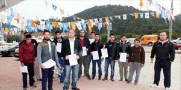 Kemer'de Ak Parti Gençlik Kolları'ndan 40 kişi istifa etti