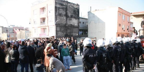 Baz istasyonunu protesto için yolu kapattılar