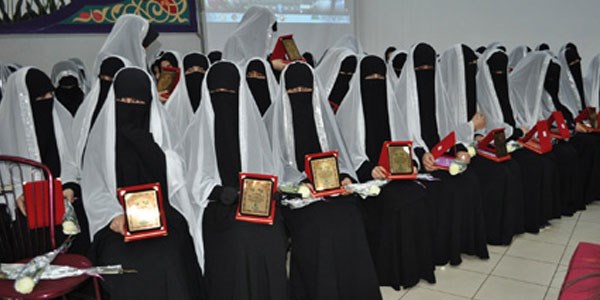 Çarşaflı diploma töreni