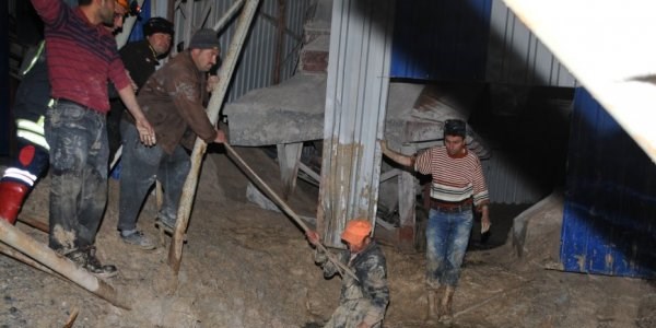 Keçilerini ararken balçık dolu kuyuya düştü