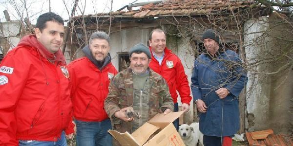 Çöken çatının altında kalan köpekle yavrusunu AKUT kurtardı