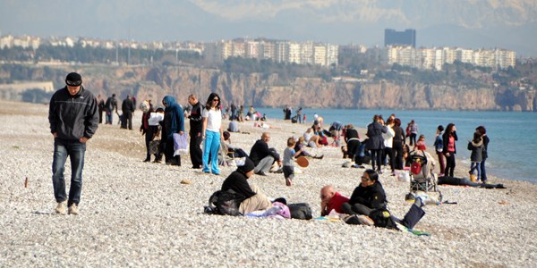 Karlı dağların eteğinde deniz keyfi