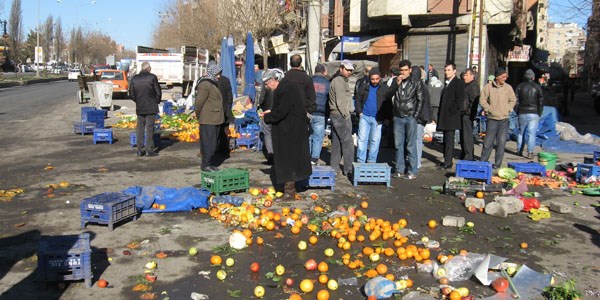 Diyarbakır'da seyyar satıcılara gece baskını