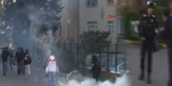 Gaz bombası atan polise amiri fena çıkıştı