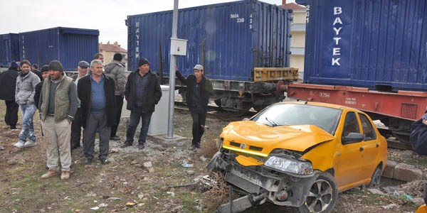 Yük treni otomobille çarpıştı