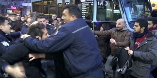 Kadıköy'de Ak Partili gruba saldırı!