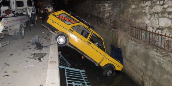 Park halindeki otomobili kanala uçurdu
