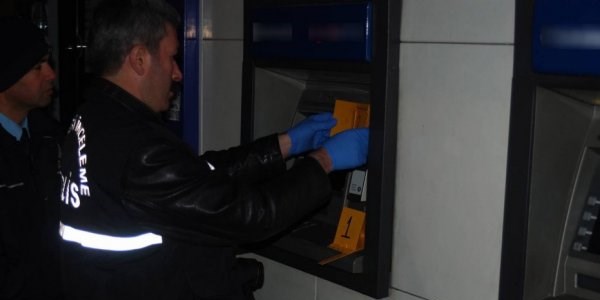 ATM'de kopyalama cihaz� bulundu