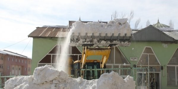 Hakkari'de Cami Bah�eleri kardan temizleniyor