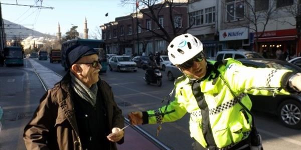 Polis alt geçidi kullanmayan vatandaşlara broşür dağıttı