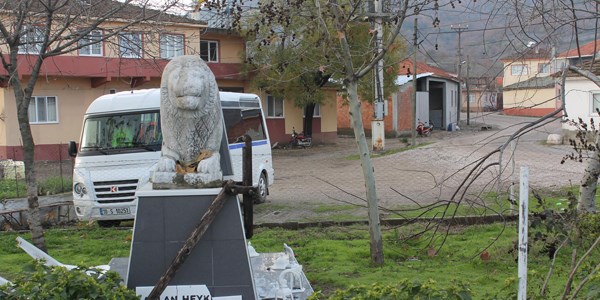Aslan heykelinin kopyası köy meydanına konuldu