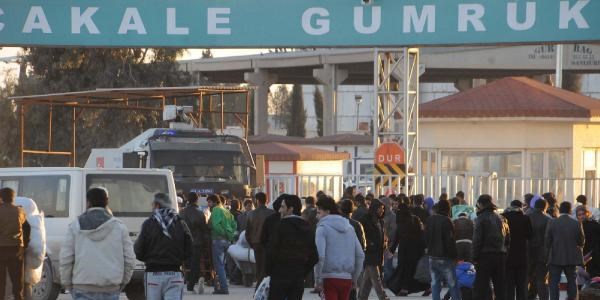 Akçakale'deki 650 Suriyeli ülkelerine geri döndü