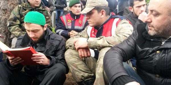 Babas�n�n cenazesinde, Kuran okudu