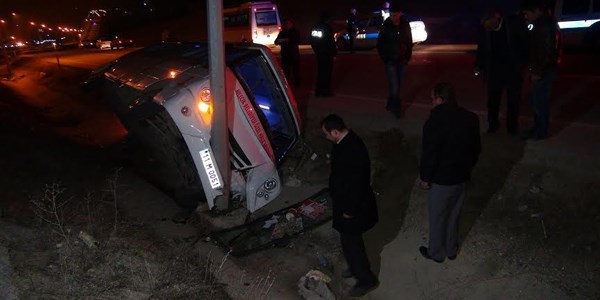 Bilecik'te yolcu minibüsü devrildi