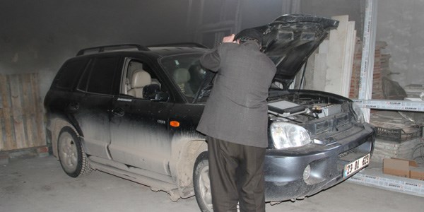 Ardahan'da kapal� garajdaki ara�lar bile dondu