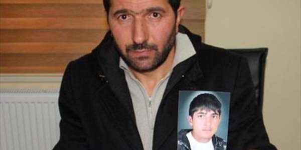 Kaybolan oğlunu ilanla arıyor
