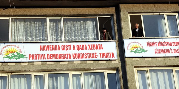 Bakanlık onaylamadan Türkçe - Kürtçe tabelasını astı